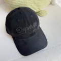 Nahaufnahme einer schwarzen, gewaschenen Baumwoll-Baseballkappe mit Stickerei. - Schwarz