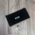 Vue détaillée d'un bonnet en tricot noir avec broderie blanche SSS et belle texture. - Noir