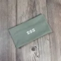 Vue détaillée du bandeau d'hiver tricoté mignon en vert sauge avec le logo SSS blanc. - Gris