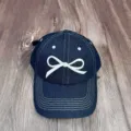 Casquette de baseball en denim lavé avec broderie nœud blanc et coutures, chapeau soleil. - Taille Unique Adulte Réglable / Bleu denim - nœud blanc