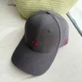 Vista detallada de la gorra de beisbol gris oscuro con bordado rojo y gran estilo. - 55-59cm / Gris