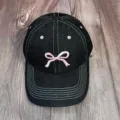 Casquette de baseball en denim noir avec nœud brodé rose et coutures contrastées. - Taille Unique Adulte Réglable / Noir avec nœud rose