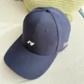 Primer plano detalle de la gorra de beisbol azul marino con bordado N blanco y estilo. - 55-59cm / Azul marino