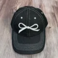 Vue détaillée de la casquette de baseball en denim noir avec broderie nœud blanc et surpiqûres. - Taille Unique Adulte Réglable / Noir - nœud blanc