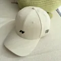 Primer plano detallado de gorra de béisbol beige con bordado frontal y diseño elegante. - 55-59cm / Blanco Roto