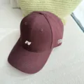 Gorra de béisbol burdeos clásica con diseño de letra N bordada, sombrero casual elegante. - 55-59cm / Fucsia