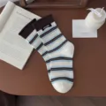 Retro gestreifte Baumwoll-Mittelrohrsocken mit braunen Rollbündchen und Stoffetikett. - Weiße Basis - Kaffeebrauner Rand - Buchstaben-Stoffetikett