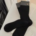 Γυναικείες μεσαίες κάλτσες με κατακόρυφες ρίγες, χρωματιστές μανσέτες και κουμπιά. - Ένα μέγεθος / Μαύρη βάση - Γκρι ριγέ τελείωμα - Κουμπί