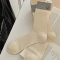 Γυναικείες πλεκτές κάλτσες με κάθετες ρίγες και διακόσμηση κουμπιού vintage - Ένα μέγεθος / Λευκή βάση - Γκρι ριγέ τελείωμα - Κουμπί