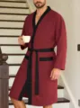 Lange heren badjas van comfortabele ribstof met zwarte contrastkraag, twee zakken en ceintuur. - M / Robe / Bordeauxrood
