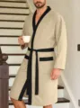 Detail van een comfortabele beige geribbelde badjas met zwarte bies en bijpassende ceintuur. - M / Robe / Khaki