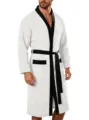 Heren badjas van witte badstof met zwarte contrastranden, lange comfortabele relax. - M / Robe / Wit