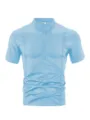 Primer plano detalle de polo casual de manga corta para hombre azul claro con cuello. - Azul claro