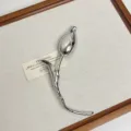 Silberne metallische Tulpen-Brosche Detail, elegantes Kleidungsstück für Sakkos Tücher. - Tulpenstil (Z-3905)