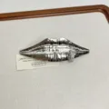 Detailansicht einer stilvollen glänzenden Metall Lippen Brosche mit Strass für Anzüge Schals. - Lippenformstil (Z-3165)