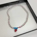 Detailopname van de schattige aardbeien parelketting met rode en witte kralen voor jou. - Aardbei Parel Halsketting (Z-2570) / Aardbei parelkettingen Z-2570