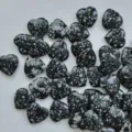 Natural snowflake obsidian heart-shaped stones, 2cm polished crystals for home decor - Snowflake pattern