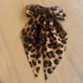 Eleganter Haarclip mit Leopardenmuster-Schleife, langen Bändern und kleinen Strasssteinen. - Mit Strass / Gelber Leopard