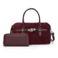 Klassische burgunderrote Boston-Tasche und Geldbörsen-Set mit dekorativer Gürtelschnalle - Schultertaschen-Set / Burgunderrot