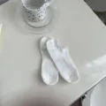 Chaussettes invisibles blanches confortables pour femmes avec design côtelé élégant. - Blanc cassé