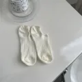 Chaussettes bateau invisibles rayées unies respirantes pour femmes d'été en coton doux - Blanc Crème