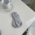Chaussettes invisibles côtelées grises pour femmes, coton respirant pour le printemps. - Gris clair