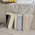 Vista dettagliata di calzini medi da donna con fiocco cavo e volant in vari colori. - Taglia unica / Beige Crema