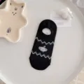 Calzini invisibili neri da donna, fantasmini estivi traspiranti a taglio basso con bel design. - Taglia unica / Nero - Scimmietta ondulata