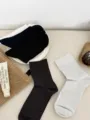 Detailansicht atmungsaktiver Modal-Herren-Wadensocken in vielen Farben mit flacher Netzstruktur. - Flacher Stil / Schwarz