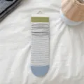 Calcetines de media caña a rayas para mujer de algodón ribete verde rayas grises puntera - Puntera azul cielo y puño verde mostaza