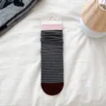 Calcetines de rayas lindos para mujer con puños rosa y punteras marrones para uso en otoño. - Puntera café y puño rosa