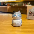 Harz Cartoon Katze Figur, grau-weißer facettierter Holzschnitzerei-Stil Tischdeko. - Katze Figur Klein / Blau & Weiß