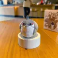 Niedliche Kunstharz Vogel Figur, kreative Tisch Deko Skulptur mit rundem Sockel. - Rotohrbülbül