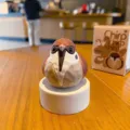 Süße Harz Holzschnitzerei Stil Vogel Figur kreative Desktop Dekoration Ornament mit Geschenkbox. - Feldsperling