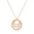 Primo piano dettagliato della collana con ciondolo a triplo cerchio in oro rosa fine. - Oro Rosa (YN-1217-RG)
