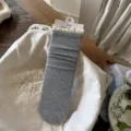 Graue Strick-Slouch-Socken mit süßem Rüschen-Spitzenrand, bequeme Baumwoll-Mittelrohrsocken. - Einheitsgröße / Grau Salatkante