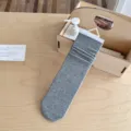 Chaussettes unies grises minimalistes mi-tubes, variante confortable en coton doux. - Taille unique / Gris clair