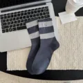 Herren gestreifte Freizeitsocken aus Baumwolle mit Stickerei und elastischem Bündchen. - Einheitsgröße / Marineblau-Graue Streifen-Best Stickerei