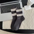 Herren Freizeitsocken mit breiten Streifen und Stickerei, weiche Baumwolle für jeden Tag. - Einheitsgröße / Dunkelgrau-Khaki Streifen-Best Stickerei