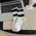 Herren Freizeit Socken Schwarz Weiß gestreift mittelhoch mit gesticktem Text Design. - Einheitsgröße / Weiß-Best Stickerei