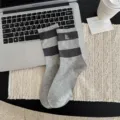 Herren graue gestreifte Freizeitsocken mit Kontrastfarbe und elastischem Rippbündchen Variante. - Einheitsgröße / Hellgrau-Best Stickerei