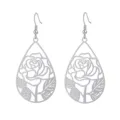 Primo piano di orecchini pendenti in metallo a goccia con design intagliato di rosa. - Argento Stile Due (YE-1205S)