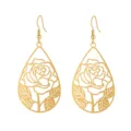 Eleganti orecchini pendenti a goccia con rosa traforata dorata vista dettaglio metallo. - Oro Stile Due (YE-1205G)