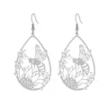 Primo piano dettagliato degli eleganti orecchini a goccia con motivo di girasole e ape. - Argento Stile Cinque (YE-1208S)