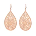 Primo piano dettagliato degli orecchini pendenti a goccia in filigrana di oro rosa raffinato. - Oro Rosa Stile Nove (YE-1212RG)