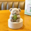 Beflockte Koala Figur mit gruenem Blatt niedliche Tisch Dekoration fuer Buero und Zuhause - Essensstil / Im Karton