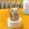 Beflockte Koala Figur süßes Tier Ornament für Auto Haus Büro Tisch Deko Dekoration. - Lying Flat Stil / Im Karton