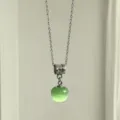 Détail du pendentif pomme en œil de chat vert menthe, texture fine chaîne en argent. - Collier pomme verte Z-643