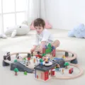 Holz Eisenbahn Set mit Feuerwehr und Polizeistation, Autos und Zubehoer fuer Kinder. - 92-Teiliges Schienen-Set