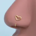 Edelstahl Herz Nasenring Detailaufnahme, golden Körperschmuck für trendiges Piercing. - Gold